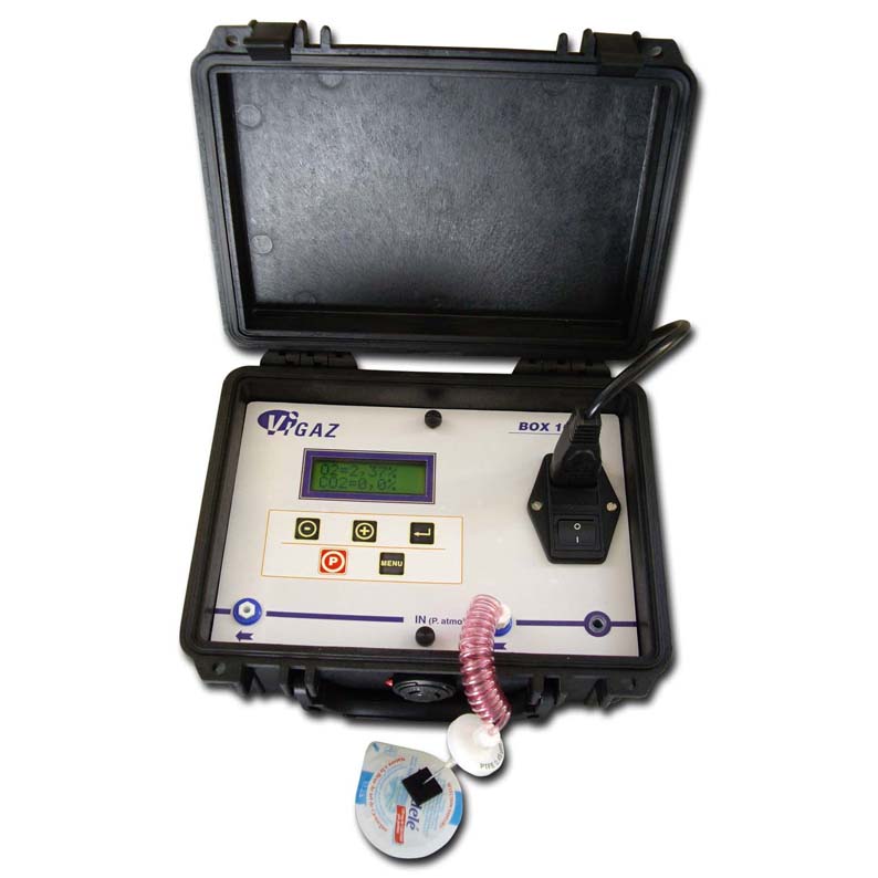 Analyseur de gaz O2 et CO2 VIGAZ en valise, pr&eacute;l&egrave;vement sur un emballage alimentaire sous atmosph&egrave;re modifi&eacute;e